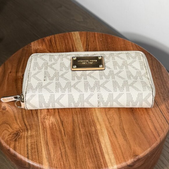 Michael Kors Vanilla Signature Logo Zip-Around Wallet - Picture 4 of 14